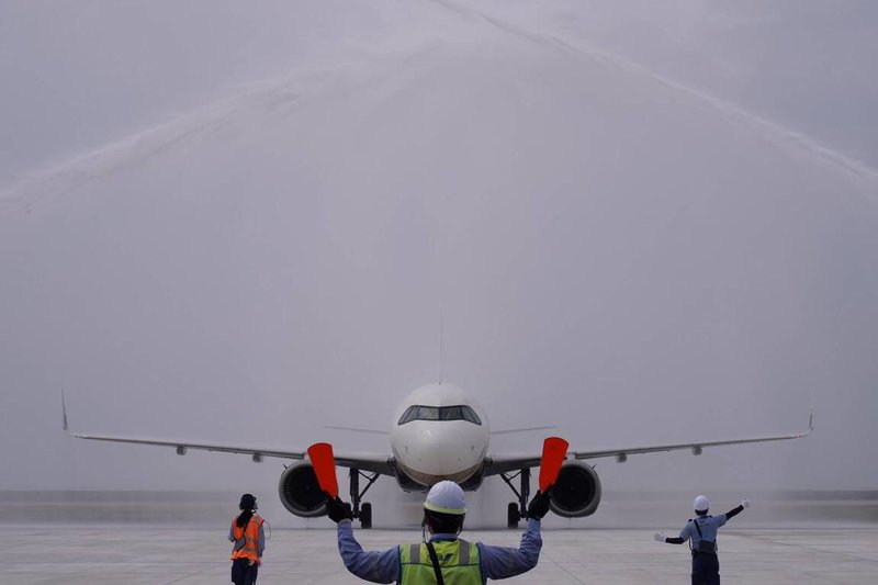 日本神戶機場開啟國際航線,星宇航空成為神戶機場轉向國際化後迎接的第一班國際航班,神戶機場以水門禮迎接。(星宇航空提供)中央社記者江明晏傳真 114年4月18日