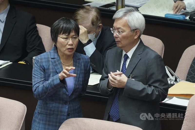 內政部建置「宗教等團體赴中國交流資訊公開專區」17日啟用,內政部長劉世芳(左)18日指以鼓勵為原則,政府是站在國人平安進出中國大陸提出保障跟公開資訊的方法。圖為劉世芳列席立法院院會與警政署長張榮興(右)交換意見。中央社記者徐肇昌攝 114年4月18日