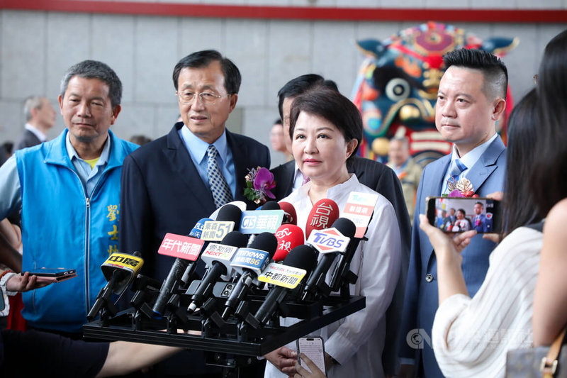 國民黨不滿台北市黨部主委黃呂錦茹遭約談,17日晚間號召群眾聚集北檢抗議。台中市長盧秀燕(左3)18日接受媒體聯訪表示,面對國家濫用司法,將司法當作工具追殺民眾,有那麼多人挺身而出,非常有勇氣及了不起;每個人用不同方式表達司法應公平公正。中央社記者郝雪卿攝 114年4月18日
