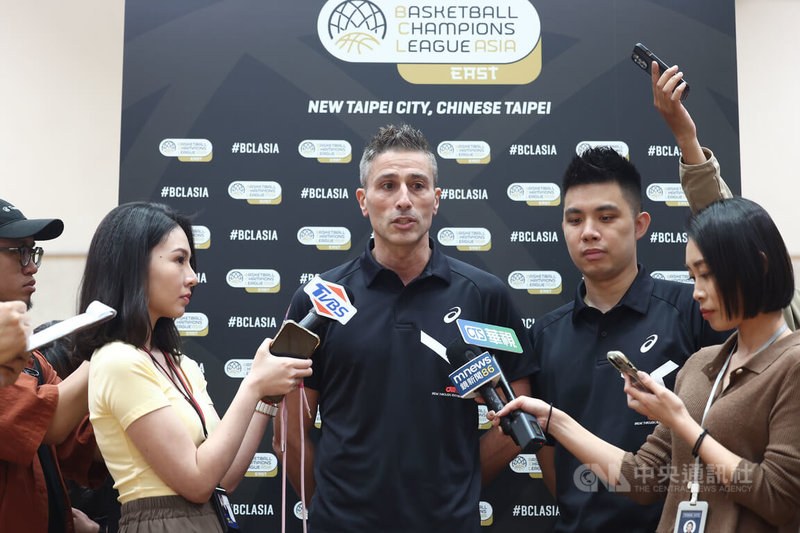 台灣職籃PLG桃園璞園領航猿隊與TPBL新北國王隊18日在新莊體育館舉行記者會,為一起出征BCL亞洲籃球冠軍聯賽東亞區資格賽宣傳,領航猿總教練卡米諾斯(Iurgi Caminos)(中)受訪時談及對PLG總冠軍賽程安排的想法。中央社記者王騰毅攝 114年4月18日