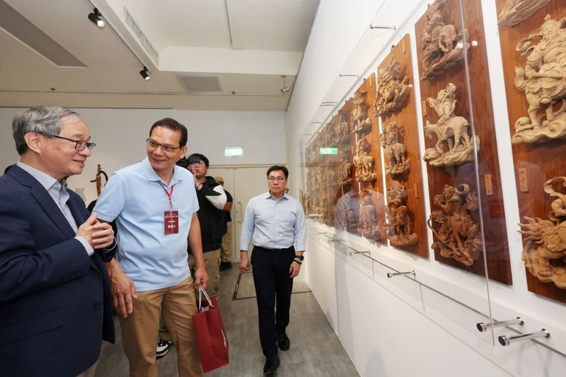 國立台南生活美學館18日迎來70年館慶,策辦「南臺灣工藝大展-生活.美學.工藝」,文化部長李遠(前左)出席觀展。(國立台南生活美學館提供)中央社記者張榮祥台南傳真 114年4月18日