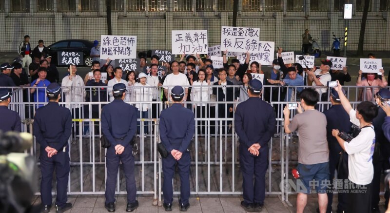 台北地檢署偵辦罷綠團體涉不實連署案,檢察官訊後,18日清晨近5時向法院聲請羈押禁見黃呂錦茹等4人,在北檢外的國民黨主席朱立倫(後中)率領黨籍立委、市議員等人在外呼喊口號。中央社記者張新偉攝 114年4月18日