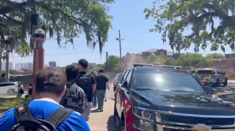 美國佛州州立大學17日發生槍擊案,人們緊急撤離校園。(USA TODAY NETWORK via Imagn Images via路透社)