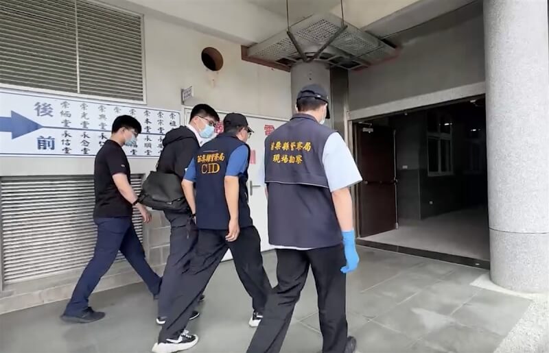 苗栗縣警察局頭份分局員警18日處理家暴案件過程中,擊斃持刀挾持女友的蔡姓男子。苗栗地檢署檢察官(左2)赴頭份殯儀館相驗,將安排死者解剖,以確認實際槍傷部位。(民眾提供)中央社記者管瑞平傳真 114年4月18日