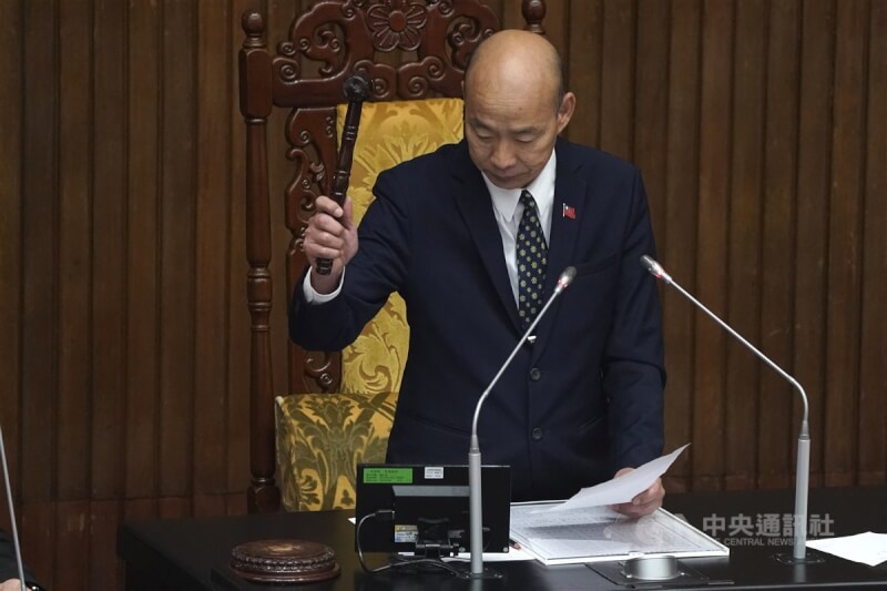 立法院院會18日三讀「產業創新條例」部分條文修正草案,由立法院長韓國瑜(圖)敲槌宣布通過。中央社記者徐肇昌攝 114年4月18日