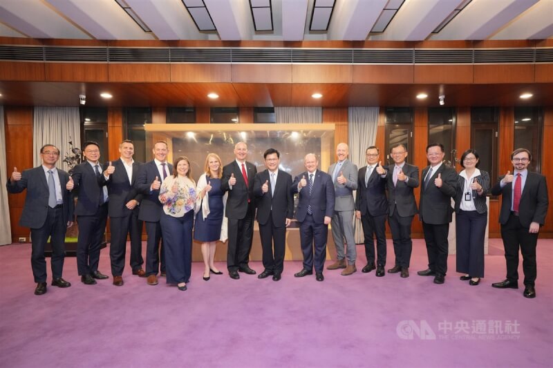 外交部長林佳龍17日晚間款宴美國跨黨派參議員訪問團,盼以「台美聯合艦隊」模式促使雙方產業鏈融合。(取自林佳龍臉書)中央社記者吳書緯傳真 114年4月18日