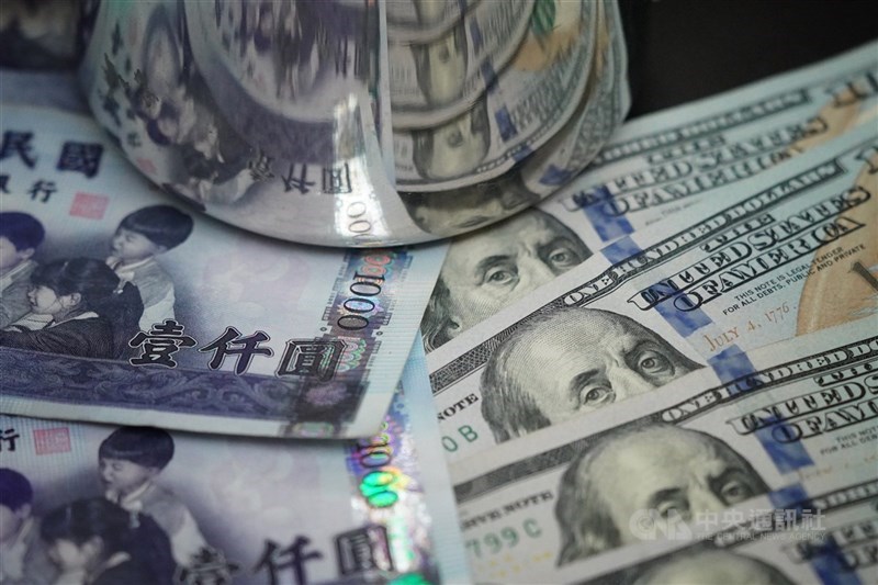 新台幣兌美元18日收盤收32.608元,貶7.7分;單週累計升值9.7分,週線連3升。(中央社檔案照片)