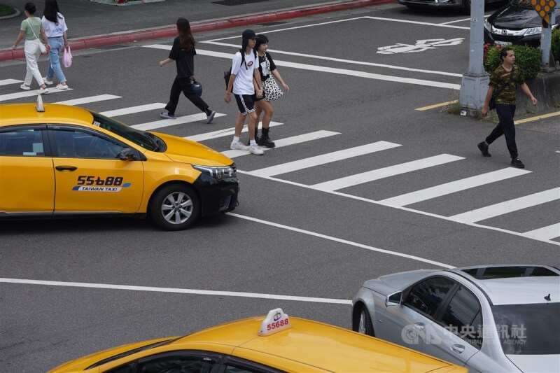 圖為台北市中山區汽車禮讓斑馬線上的行人。(中央社檔案照片)