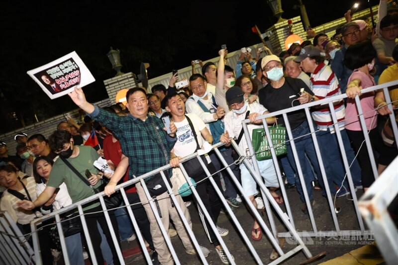 台北地檢署偵辦不實連署案遭國民黨抗議司法不公,國民黨中央17日號召群眾至北檢外集結表訴求,晚間現場柵欄被激動人群推倒,不少人意圖往前硬闖。中央社記者王騰毅攝 114年4月17日