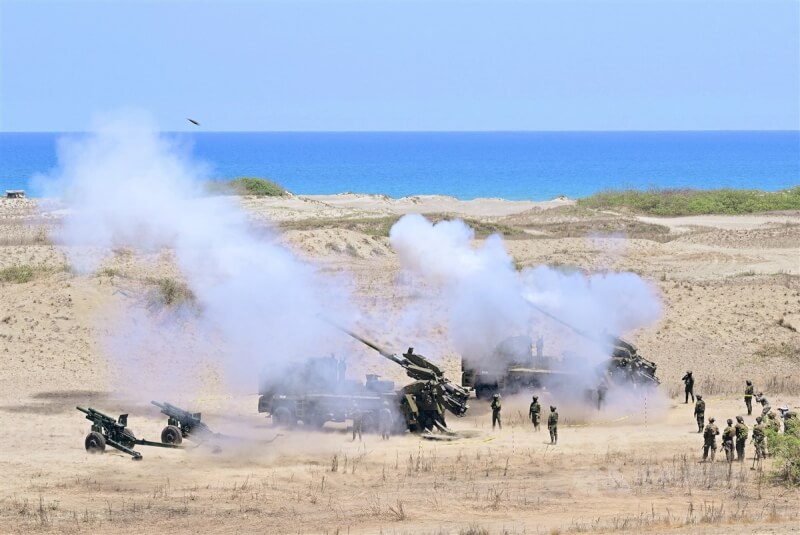 圖為2024年美菲「肩並肩」聯合軍演,菲律賓陸軍炮兵發射155毫米榴彈炮。(中央社檔案照片)