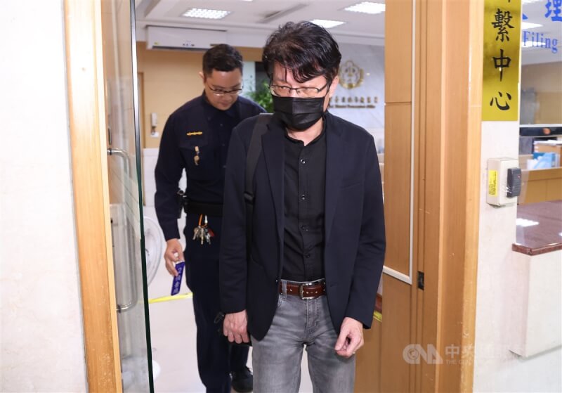 台北地檢署偵辦罷綠團體涉不實連署案,檢察官訊後,18日清晨近5時向法院聲請羈押禁見國民黨台北市黨部第一區黨部執行長曾繁川(前)。中央社記者張新偉攝 114年4月18日