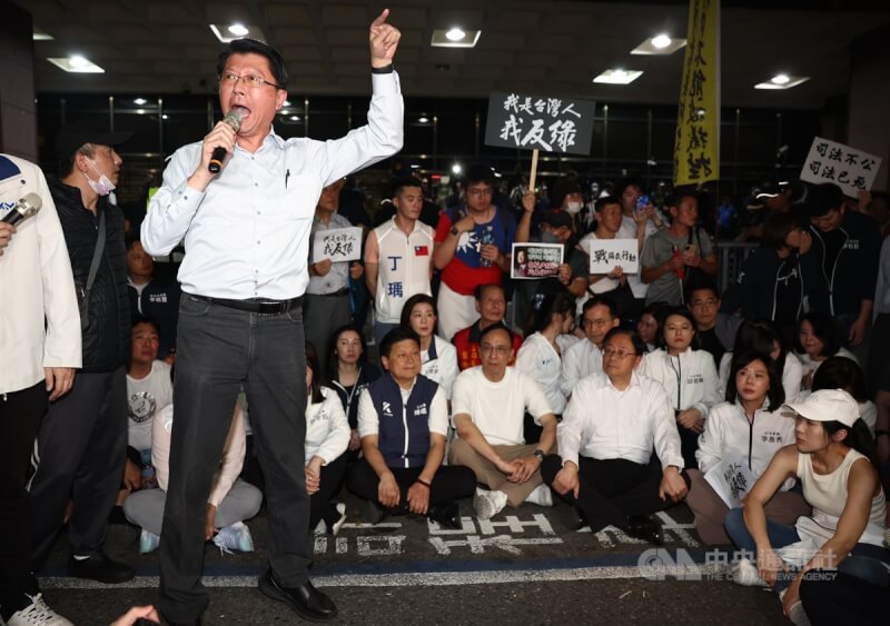 北檢偵辦不實連署案,17日約談國民黨北市黨部主委黃呂錦茹等人,國民黨中央則號召黨公職及群眾赴北檢外抗議,立委謝龍介(前左)也到場聲援,向支持人潮喊話。中央社記者王騰毅攝 114年4月17日
