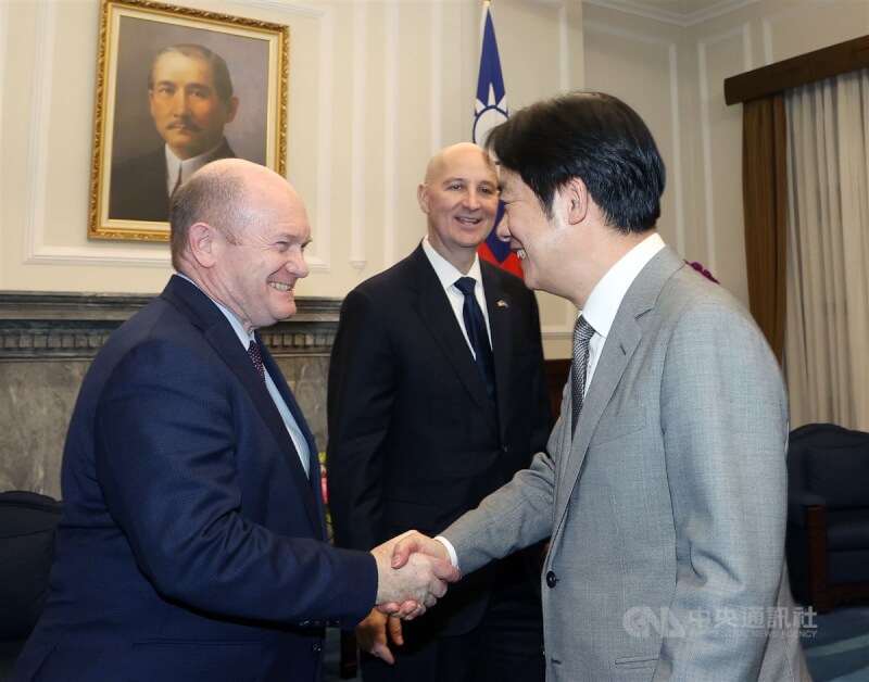 美國聯邦參議院外交委員會「亞太」小組主席芮基茲(後中)率跨黨派參議員訪問團訪問台灣,總統賴清德(右)18日在總統府接見訪團團員包括該小組民主黨首席議員昆斯(左)。中央社記者郭日曉攝 114年4月18日
