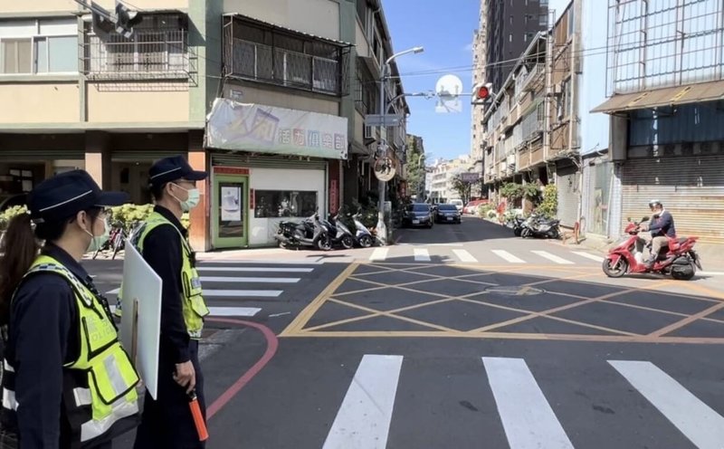 屏東無號誌路口交通事故多,114年1月起累計14人死亡。警方將於4月21日起實施專案執法,針對縣內多事故路口加強執法,對未確實停車再開違規行為予以取締。(屏東縣政府警察局提供)中央社記者黃郁菁傳真 114年4月18日