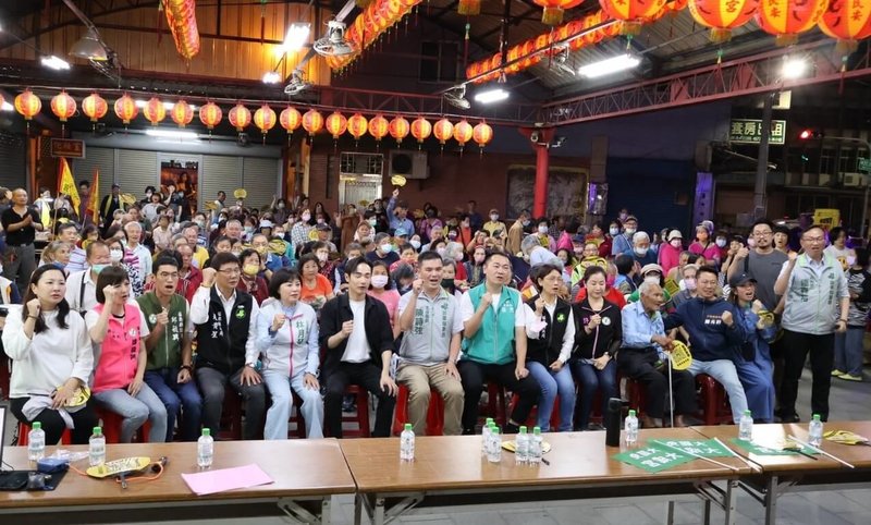 民進黨苗栗縣黨部18日晚間在竹南鎮保民宮辦「人民是頭家」宣講會,地方黨公職、民代出席踴躍,盼凝聚共識、鼓舞基層力量,推動罷免二階連署成功。(民進黨苗栗縣黨部提供)中央社記者管瑞平傳真 114年4月18日
