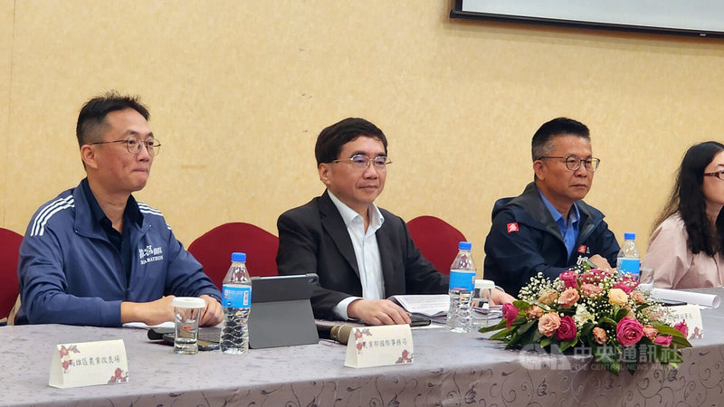 農業部農糧署18日在高雄圓山大飯店舉辦「因應美國實施對等關稅毛豆產業座談會」,農糧署副署長陳啓榮(左2)出席,與台灣區冷凍蔬果工業同業公會、毛豆業者及農民代表交換意見。中央社記者洪學廣攝 114年4月18日