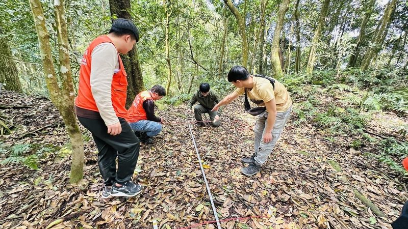 林業及自然保育署新竹分署與賽夏族合作調查淺山動物,培力族人進行自動相機架設與監測作業。(林保署新竹分署提供)中央社記者管瑞平傳真 114年4月18日