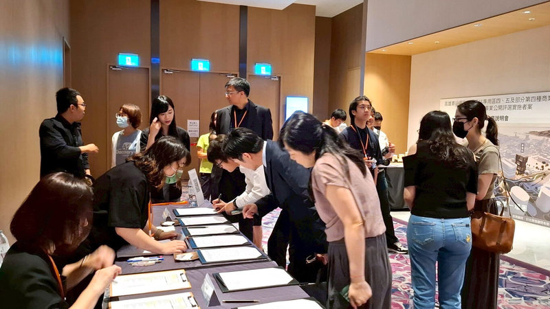 高雄市政府18日舉辦高雄車站專用區四、五及商四公辦都更案首場招商說明會,將置入商辦、住宅、零售等多元機能,吸引10多家建設公司等業者參與。(高雄市都發局提供)中央社記者林巧璉傳真 114年4月18日