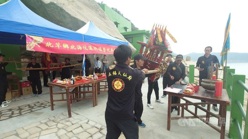 馬祖北竿北海坑道在封閉近10年後,前段部分將重新對外開放。馬祖國家風景區管理處18日舉辦祈福儀式,邀請午沙境五福天仙府以北竿地區傳統「扛乩」儀式進行。中央社記者潘欣彤攝 114年4月18日