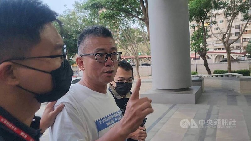 罷免民進黨立委許智傑、黃捷「雙罷劫連署總站」領銜人朱磊(左2)、黃姓婦人疑涉不實連署,18日被帶回偵訊,晚間移送高雄地檢署複訊,朱磊向媒體表示,「我犯的唯一的錯,就是不應該跟民進黨對著幹,就是不應該罷免民進黨立委,我們現在是活在一個很黑暗的時期」。中央社記者洪學廣攝 114年4月18日
