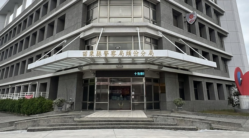 苗慄縣蔡姓男子18日凌晨疑感情糾紛,持雙刀挾持女友並與警方對峙,不聽喝令放下刀械甚至逼近警方,因情況急迫,員警開槍制止,蔡男左胸遭到槍擊,送醫搶救後宣告不治。頭份分局表示,已成立專案小組報請苗慄地檢署指揮偵辦和相驗,釐清警員開槍時機是否得當。(民眾提供)中央社記者管瑞平傳真 114年4月18日