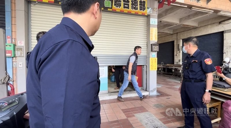 罷免高雄立委許智傑、黃捷「雙罷劫連署總站」18日上午被檢調搜索,約歷經2小時搜索,罷免立委許智傑領銜人朱磊被檢調帶離總站,調查人員也帶走電腦主機等證物。中央社記者林巧璉攝 114年4月18日