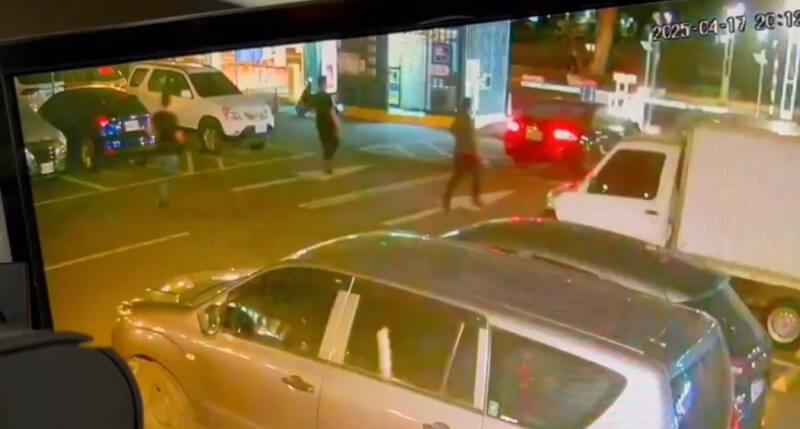 高雄3名鳳山警分局員警17日晚間追查毒品通緝犯,通緝犯見員警上前盤查之際,卻駕駛自小客車衝撞停車場柵欄逃逸,警方誤認一名散步女子是通緝犯同夥,將其押回訊問,引發熱議。(高市鳳山警分局提供)中央社記者洪學廣傳真 114年4月18日
