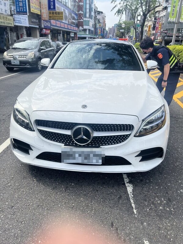 台中市警察局第二分局18日上午尖峰時刻獲報指有汽車停在路中未熄火,警方到場後發現駕駛渾身酒氣,昏睡駕駛座,酒測值超標,依涉公共危險罪嫌移送法辦。(民眾提供)中央社記者郝雪卿傳真 114年4月18日
