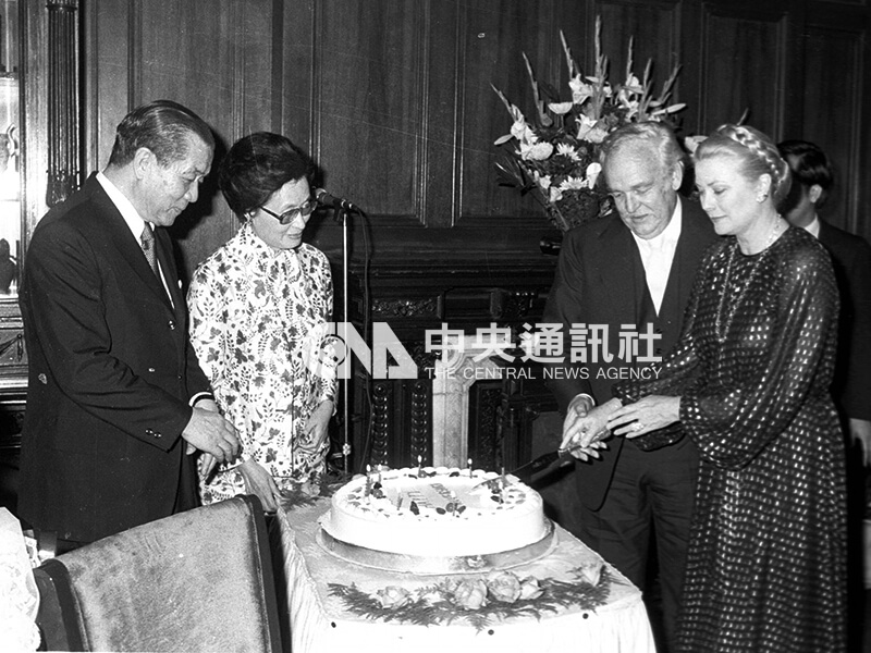 摩納哥侯國元首雷尼爾三世暨葛麗絲.凱莉王妃(右),為慶祝結婚26週年紀念日,特別在行政院長孫運璿(左)暨夫人(左2)的款宴後,切蛋糕分享在場貴賓。 中央社記者劉偉勳攝 71年4月19日