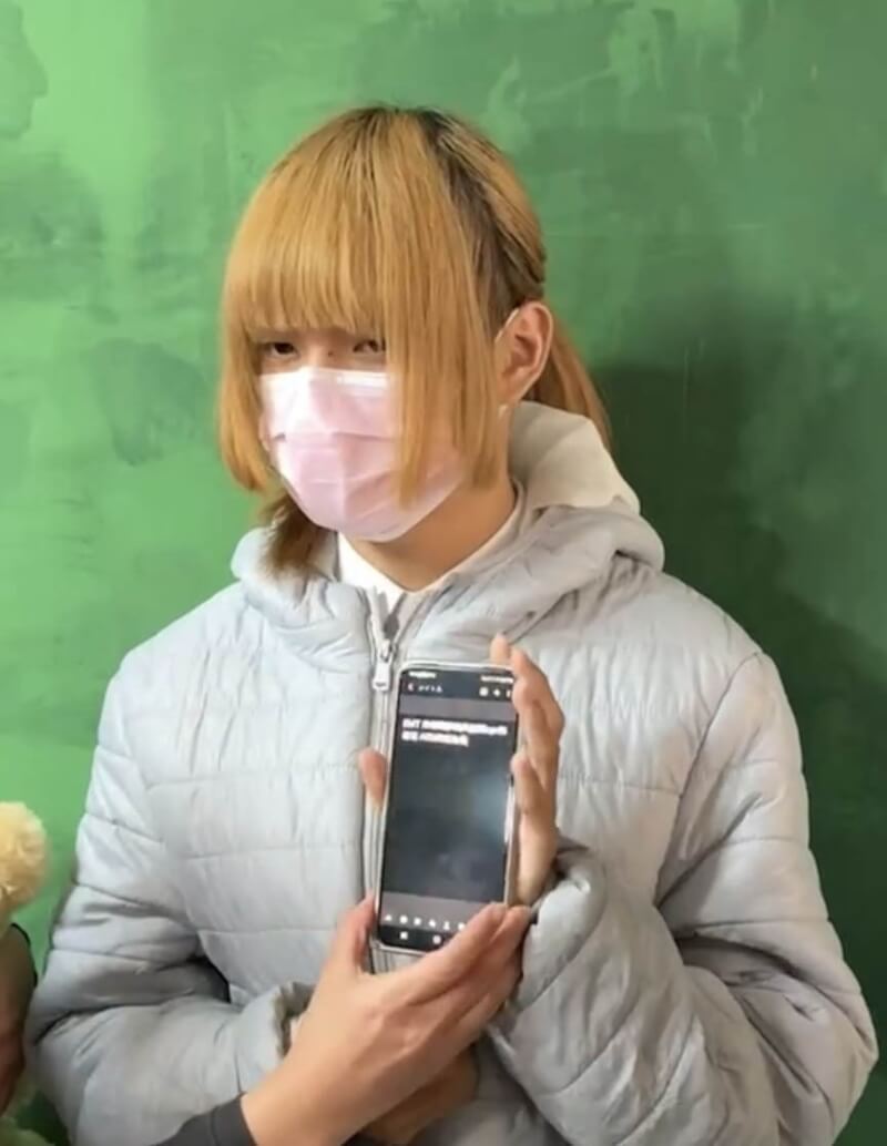 台中市3歲童溺斃事件,無義消身分許姓男子YUKI到場協助急救惹議。圖為許姓男子3月21日現身接受媒體聯訪,以手機打字回應媒體詢問。(讀者提供)