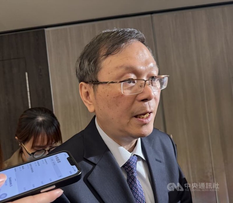 為保護COVID-19(2019冠狀病毒疾病)重症高風險者,疾管署長莊人祥(圖)18日說明自4月8日起提供3類對象第2劑最新JN.1疫苗,提醒符合資格者應儘速接種。中央社記者沈佩瑤攝 114年4月18日