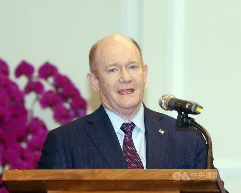 美國聯邦參議院外交委員會亞太小組主席芮基茲(Pete Ricketts,另譯:瑞克茲)率跨黨派參議員訪問團來台,團員包括該小組民主黨首席議員昆斯(Chris Coons)(圖)等,18日一行人到總統府晉見總統賴清德。圖為昆斯致詞。中央社記者郭日曉攝 114年4月18日