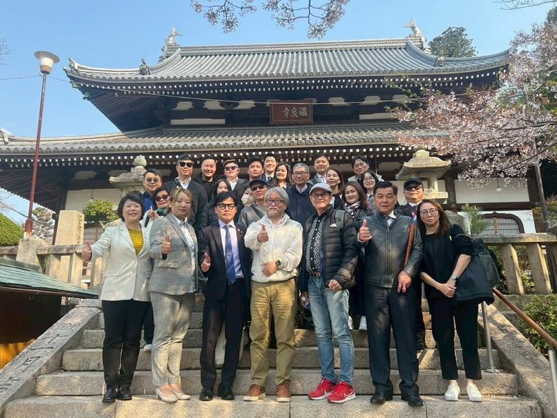 新北市議會民進黨團副召集人蘇錦雄(前右3)日前帶領議員鍾宏仁(前右2)等人赴日本神戶市議會交流,參訪當地。蘇錦雄表示,此行有新北企業隨行,可加強新北與神戶間的經濟交流。(黃淑君提供)中央社記者黃旭昇新北傳真 114年4月19日