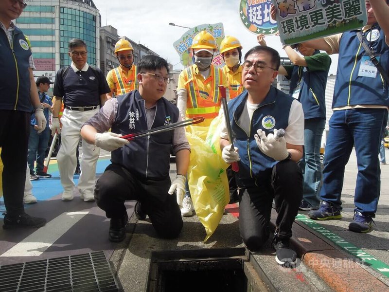 響應世界地球日，環境部19日號召全台5萬人共同投入環境清理，環境部長彭啓明（前右）也親自出席活動，徒步西門町商圈，戴手套、拿鐵製垃圾夾撿拾垃圾，以實際行動鼓勵大家一起改善環境。中央社記者吳欣紜攝 114年4月19日
