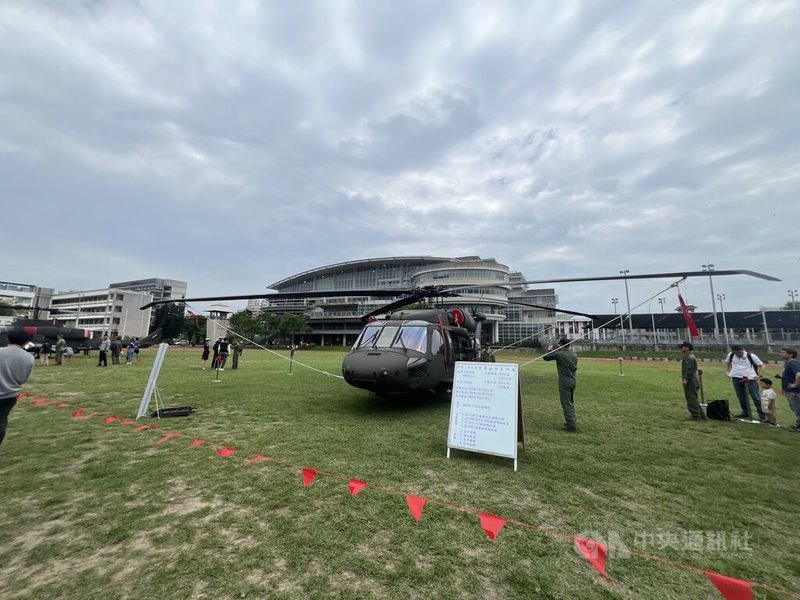 「台灣國際模型公開賽—第3屆台中威逸暨全國科幻盃聯賽」19日在逢甲大學育樂館登場,國防部出動黑鷹直升機空降操場展示。中央社記者郝雪卿攝 114年4月19日