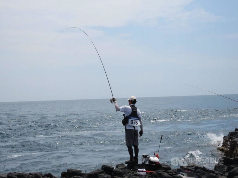 2025年SHIMANO盃澎湖磯釣賽19日展開,吸引來自全國各縣市的磯釣好手參賽。中央社 114年4月19日