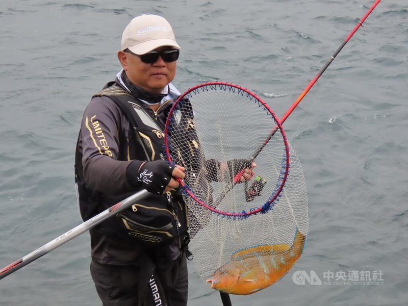 2025年SHIMANO盃澎湖磯釣賽19日展開,參賽的磯釣選手一早搭船前往姑婆嶼等島嶼競竿。中央社 114年4月19日
