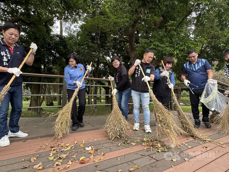 雲林縣環保局19日在虎尾鎮同心公園舉辦淨堤活動,響應世界地球日全台串聯環境清理;雲林縣長張麗善(左2)、虎尾鎮長林嘉弘(左)等人一同拿起清潔工具整理環境。中央社記者姜宜菁攝 114年4月19日