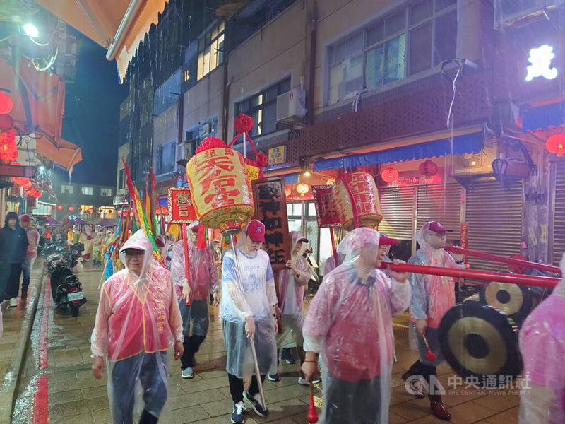 為期3天的馬祖境天后宮媽祖誕辰慶祝活動展開,19日晚間舉行遶境祈安遊行,全程以馬祖傳統民俗作法進行,逾百名信眾雨中步行響應參與。中央社記者潘欣彤攝 114年4月19日