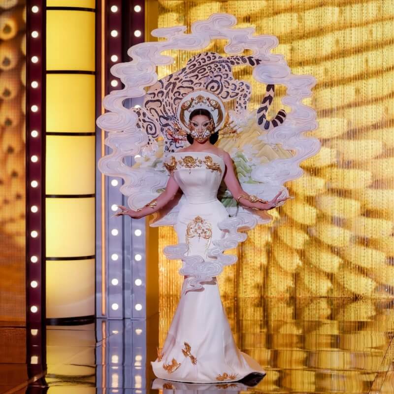 變裝皇后妮妃雅19日現身美國實境電視節目「魯保羅變裝皇后秀」,她以一襲綴有台灣雲豹、帝雉等台灣元素的米白禮服登場,再次向世界介紹台灣。(圖取自instagram.com/rupaulsdragrace)