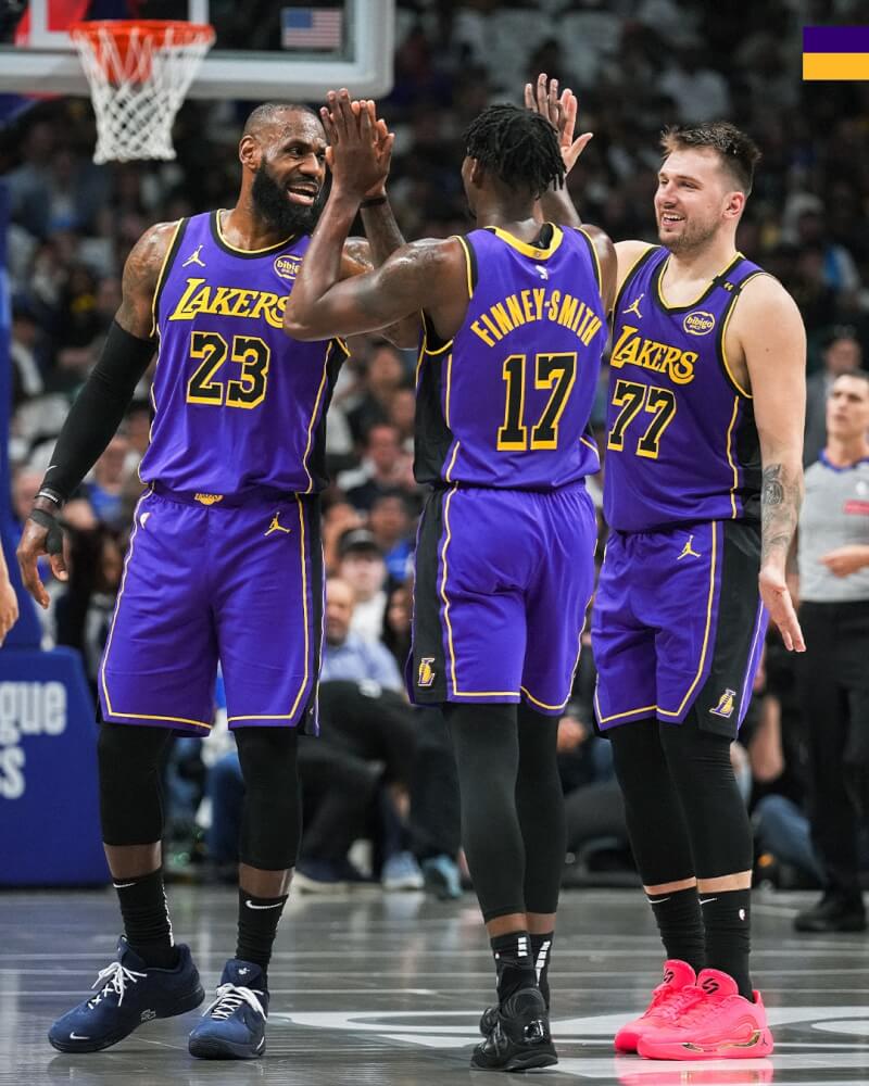 NBA湖人球星詹姆斯(左)與唐西奇(右)。(圖取自facebook.com/losangeleslakers)