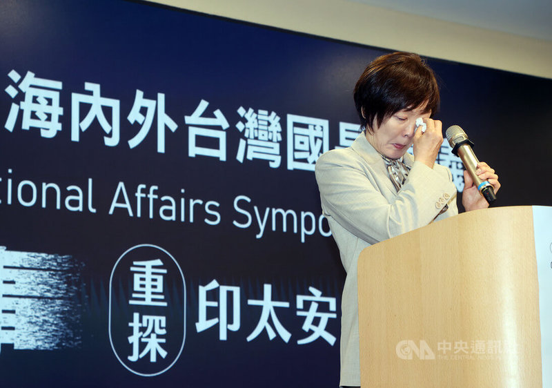 台灣國家聯盟19日舉辦第13屆海內外台灣國是會議,已故日本前首相安倍晉三的妻子安倍昭惠(圖)受邀出席,以「台灣無事即是日本無事」為題發表演說。演說過程中,安倍昭惠數度拭淚。中央社記者郭日曉攝 114年4月19日