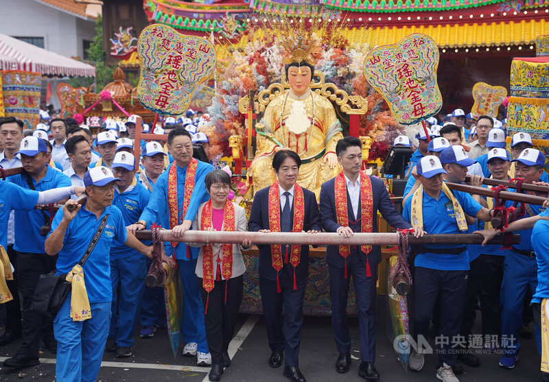 總統賴清德(前中)、內政部長劉世芳(前中左)、台北市長蔣萬安(前中右)19日上午到台北松山慈惠堂,出席「2025台北母娘文化季羅天大醮米龍開光暨保民遶境嘉年華起駕」儀式,3人參與扶轎。中央社記者徐肇昌攝 114年4月19日