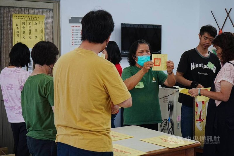 屏東縣南州鄉代會副主席葉俊緯及鄉代湯智雄雙雙遭民眾提案罷免，19日投票，雙方罷免案皆未通過。圖為南州鄉老人文康中心票所開票情形。中央社記者黃郁菁攝 114年4月19日
