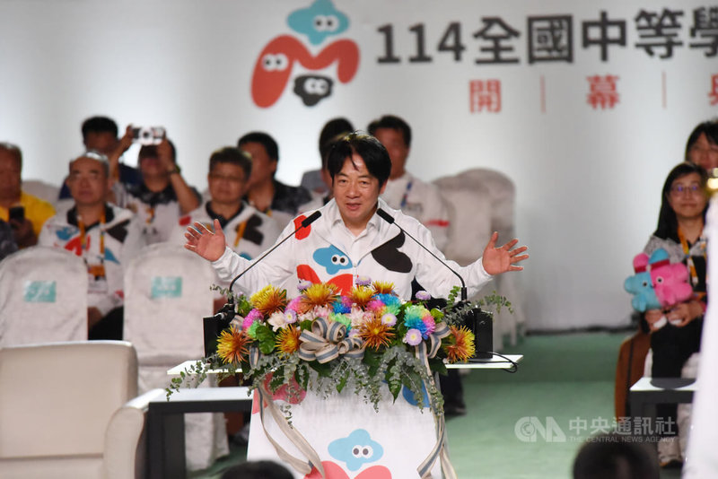 114年全國中等學校運動會開幕典禮19日晚間在台南市盛大登場,總統賴清德(前中)出席與會,並當場宣布運動部將在2025年正式上路。中央社記者張榮祥台南攝 114年4月19日