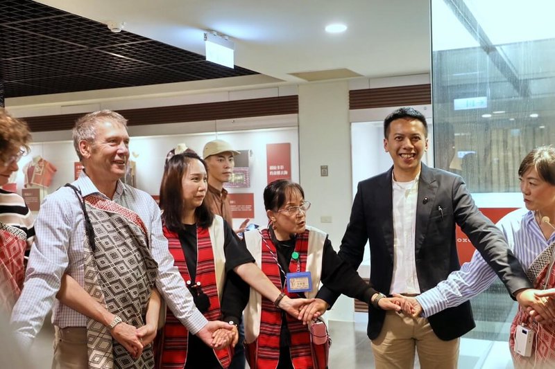 紐西蘭國會「跨黨派台灣友誼小組」訪問團日前到新北市烏來區參訪泰雅民族博物館，與無黨團結聯盟新北市議員馬見（右2）開心牽手共舞合影。（新北市議員馬見提供）中央社記者黃旭昇新北市傳真  114年4月19日
