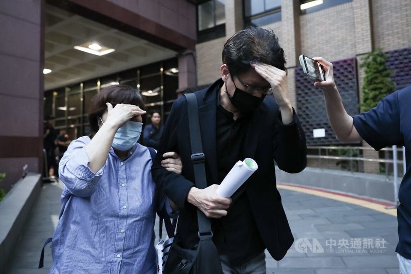 北檢偵辦不實連署案,聲請羈押禁見國民黨台北市黨部主委黃呂錦茹等人,北院18日召開羈押庭,19日清晨裁定第一區黨部執行長曾繁川(右)無保請回。中央社記者翁睿坤攝 114年4月19日