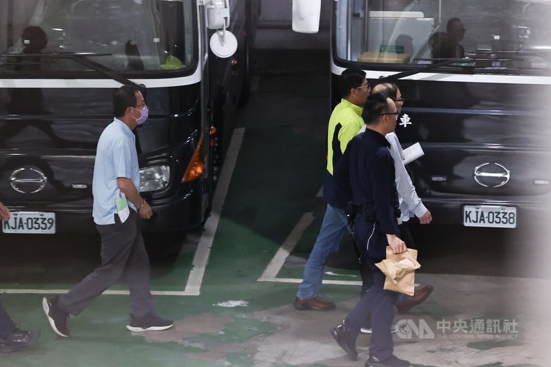 北檢偵辦不實連署案,聲請羈押禁見國民黨台北市黨部主委黃呂錦茹等人,北院18日晚間召開羈押庭,19日清晨裁定國民黨台北市黨部總幹事姚富文(黃綠衣)、書記長初文卿(藍衣)羈押禁見。中央社記者翁睿坤攝 114年4月19日
