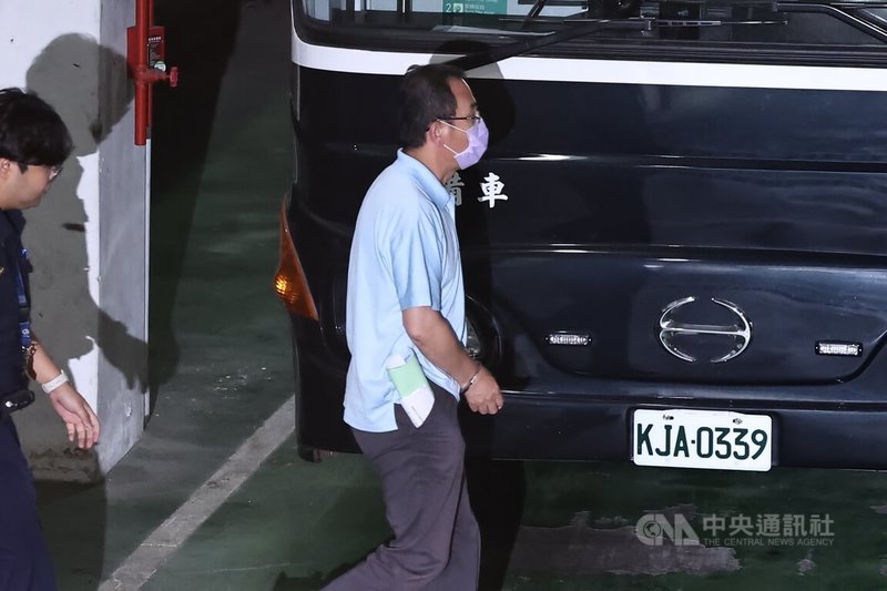 北檢偵辦不實連署案,聲請羈押禁見國民黨台北市黨部主委黃呂錦茹等人,北院18日晚間召開羈押庭,19日清晨裁定國民黨台北市黨部書記長初文卿(中)羈押禁見。中央社記者翁睿坤攝 114年4月19日