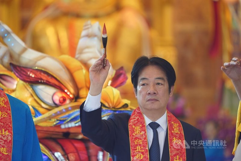 總統賴清德(圖)19日上午前往台北松山慈惠堂,出席「2025台北母娘文化季羅天大醮米龍開光暨保民遶境嘉年華起駕」儀式,以毛筆為米龍開光。中央社記者徐肇昌攝 114年4月19日